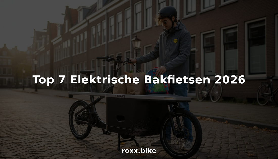 Een man laadt zijn boodschappen in een elektrische bakfiets op een drukke stadsstraat.