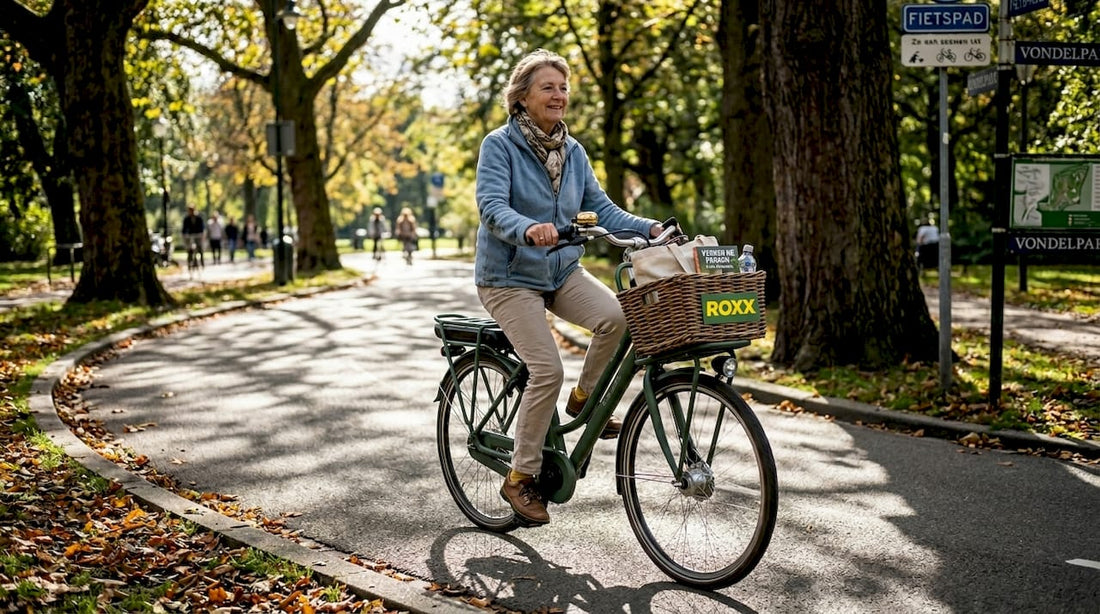 Een oudere dame geniet van een ontspannen ritje op haar e-bike door het park.