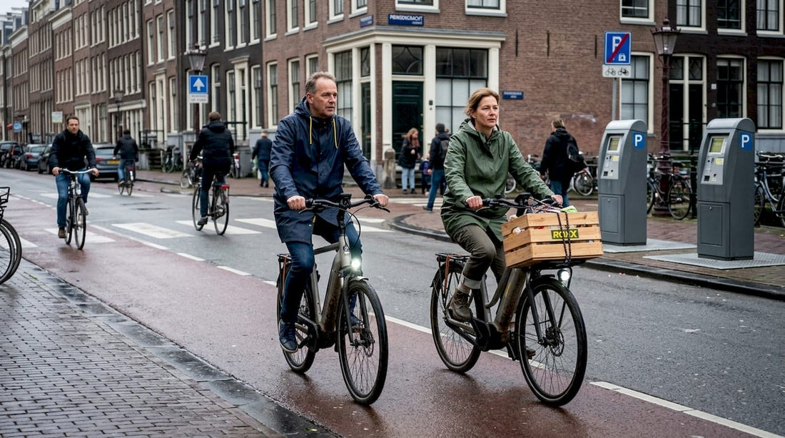 Twee mensen maken samen een fietstochtje door de stad op hun e-bikes.