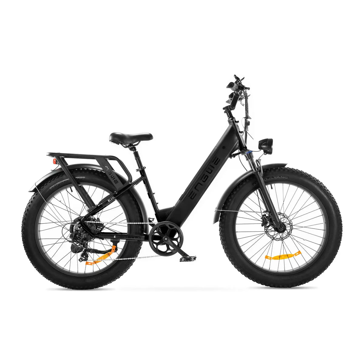 Zwarte ENGWE E26 elektrische fiets met lage instap, comfortabele fatbike voor dagelijks gebruik, geschikt voor stadsritten.