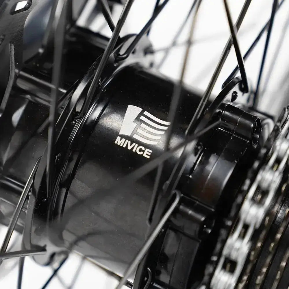 Lichtgewicht ENGWE MapFour N1 Air grijze elektrische fiets met lage instap en fatbike-banden.