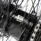 Lichtgewicht ENGWE MapFour N1 Air grijze elektrische fiets met lage instap en fatbike-banden.
