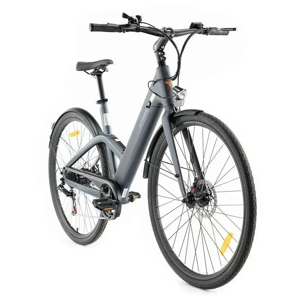 Lichte grijze ENGWE MapFour N1 Air ST elektrische fiets met lage instap en comfortabele zithouding, geschikt voor stadsgebruik.