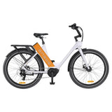 Oranje ENGWE P275 ST elektrische fiets met lage instap en comfortabele zithouding, ideaal voor stadsritten en recreatief gebruik