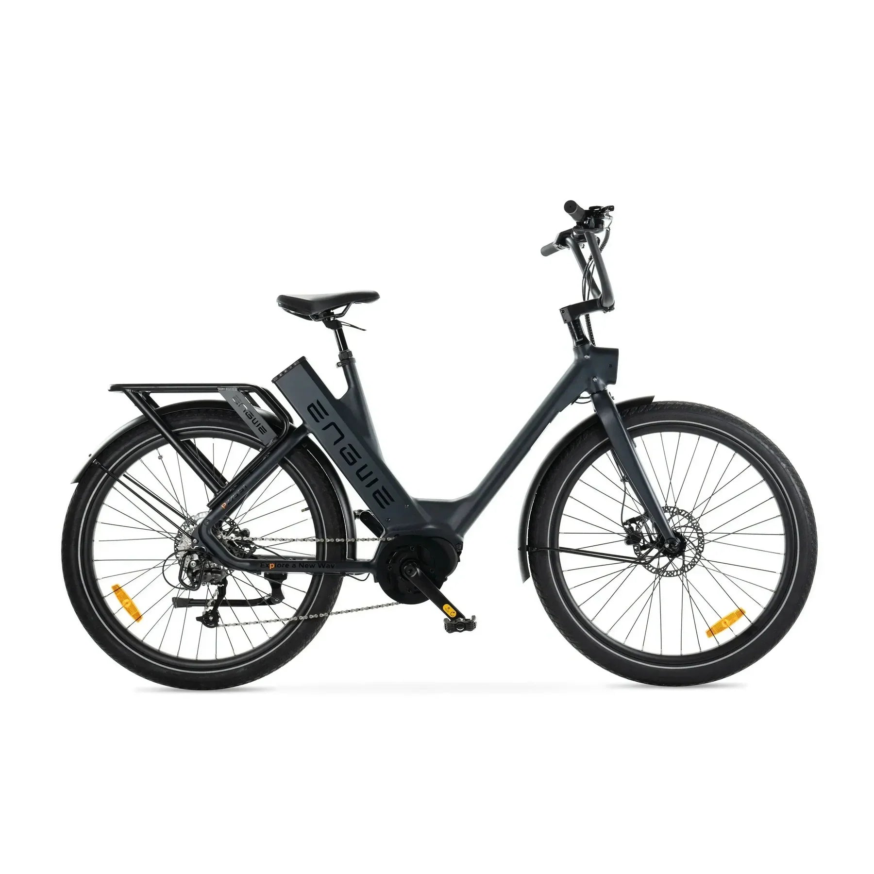 Zwarte ENGWE P275 ST elektrische fiets met lage instap en comfortabele zithouding, geschikt voor stadsritten en recreatief gebruik.