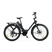 Zwarte ENGWE P275 ST elektrische fiets met lage instap en comfortabele zithouding, geschikt voor stadsritten en recreatief gebruik.