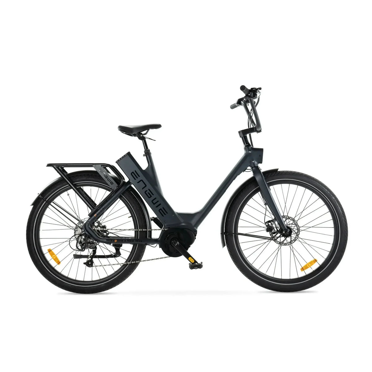 Zwarte ENGWE P275 ST elektrische fiets met lage instap en comfortabele zithouding, geschikt voor stadsritten en recreatief gebruik.
