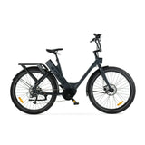 Zwarte ENGWE P275 ST elektrische fiets met lage instap en comfortabele zithouding, geschikt voor stadsritten en recreatief gebruik.