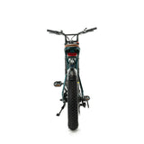 Groene ENGWE M20 elektrische fatbike met dubbele vering, geschikt voor off-road rijden, zichtbaar in doos.