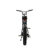 Zwarte ENGWE M20 elektrische fatbike met dubbele vering en brede banden, klaar voor gebruik.