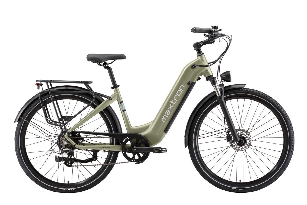 Groene Maxtron Marathon elektrische fiets met grote accu en robuuste frame, klaar voor lange ritten en comfortabel fietsen.