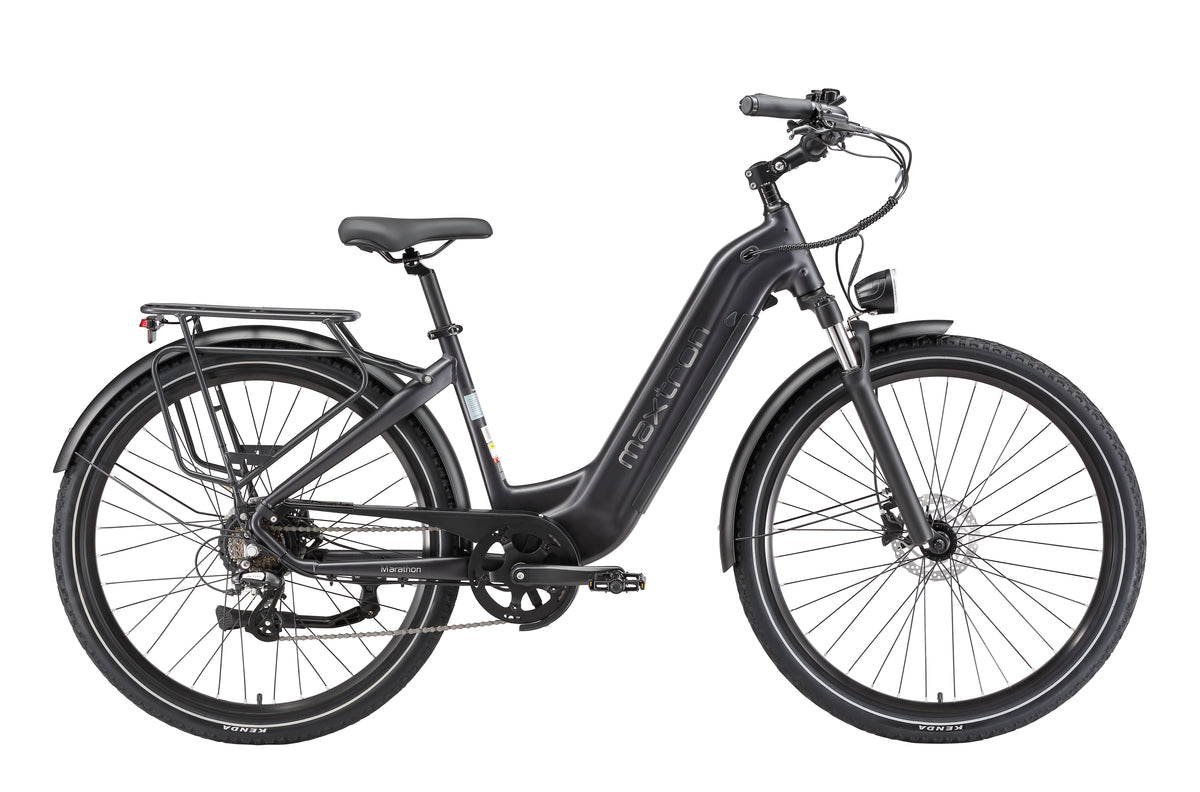 Elektrische fiets Maxtron Marathon in zwart met grote accu, weergegeven op een stadsfiets.