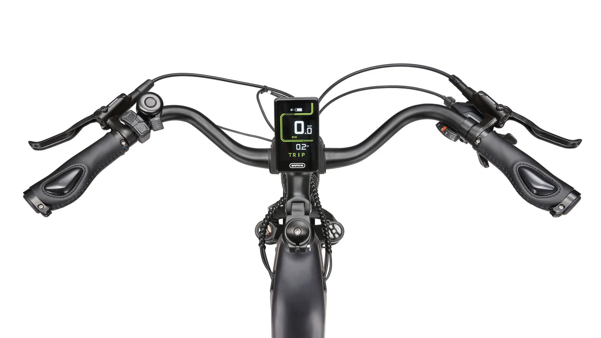 Maxtron Marathon elektrische fiets in zwart met grote accu, getoond op display, geschikt voor lange ritten en comfortabel rijden