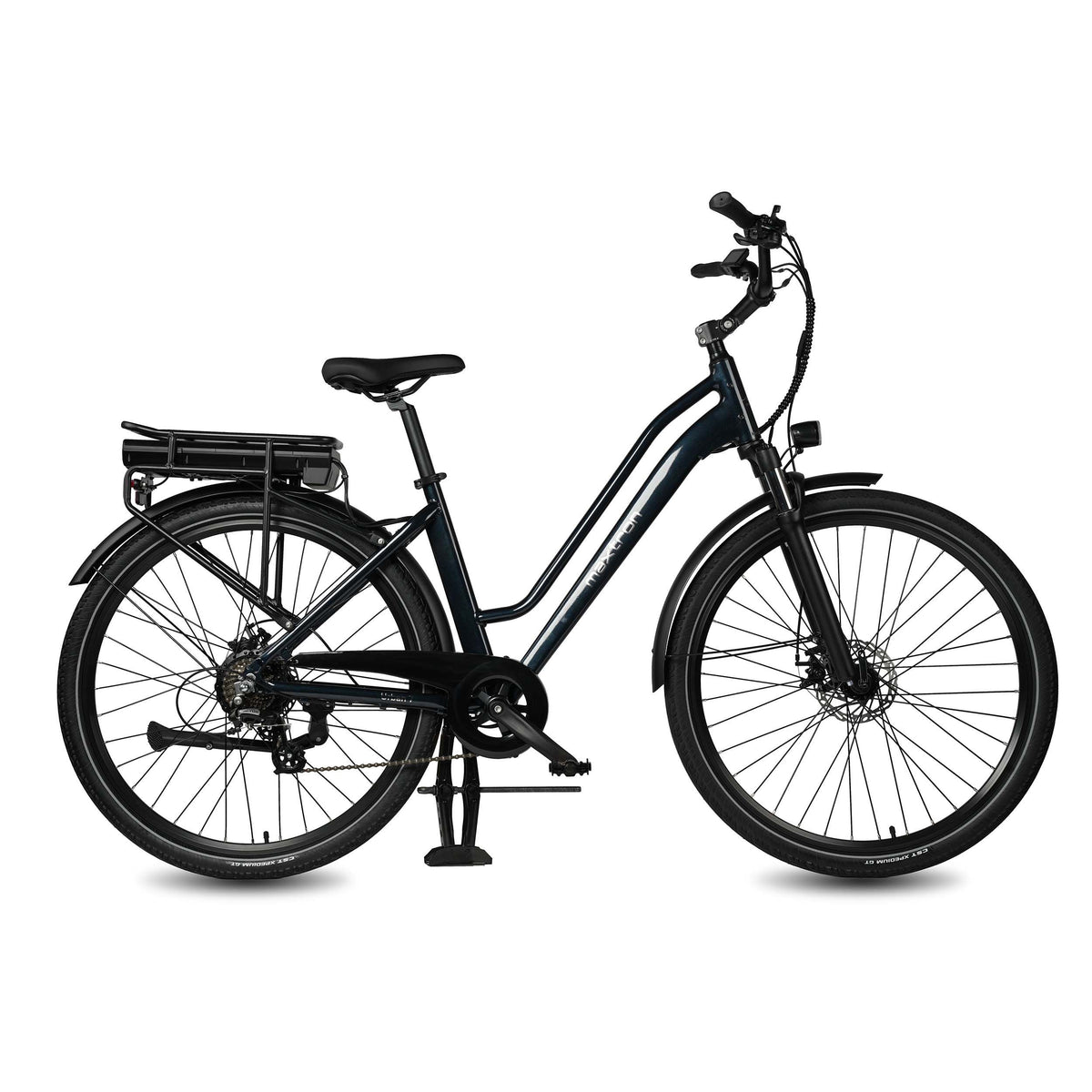Maxtron Urban7 elektrische fiets in donkerblauw, comfortabele e-bike voor dagelijks gebruik, met zithouding en motoronderdelen zichtbaar