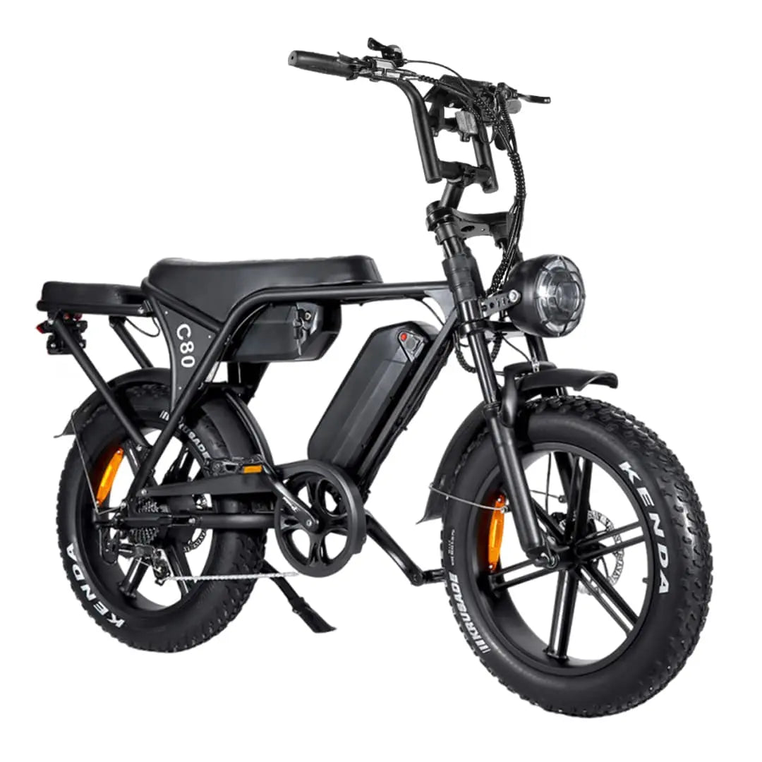 Ouxi C80 V8 elektrische fatbike in doos, veelzijdige elektrische fiets met brede banden en stevige frame, zwart en rood design.