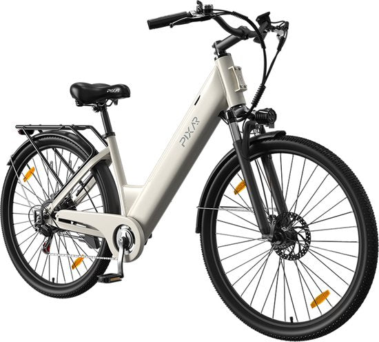 Elektrische stadsfiets Velopro C1 Beige van Pixar met lage instap en witte frame, geschikt voor woon-werk en recreatief gebruik.