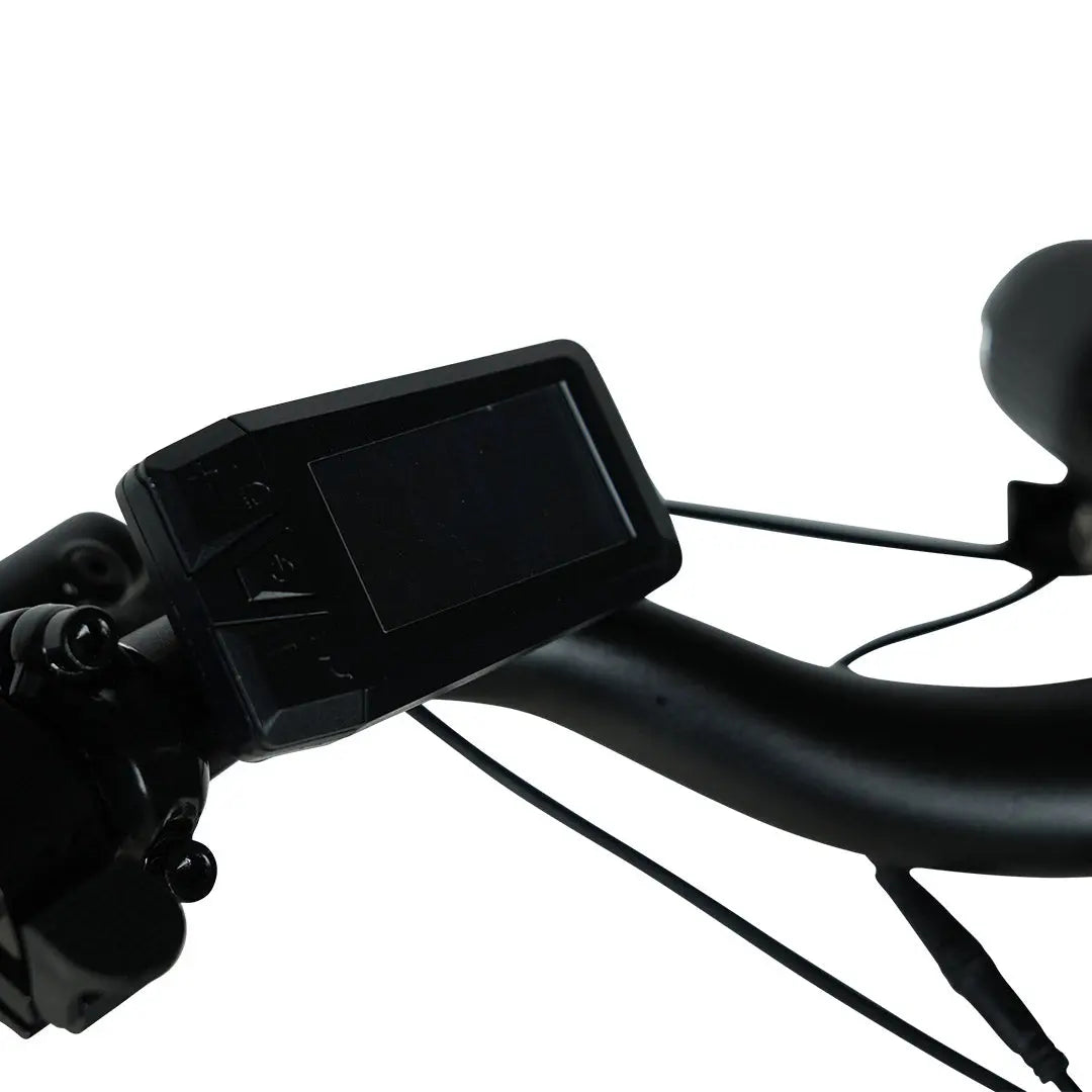 Roxx Bike NEO+ e-bike in doos, zwart frame met display en elektrische aandrijving, klaar voor montage.