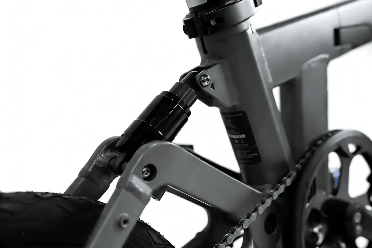 Roxx X Grey elektrische vouwfiets voor de stad, compact en lichtgewicht met frame en handvatten zichtbaar.