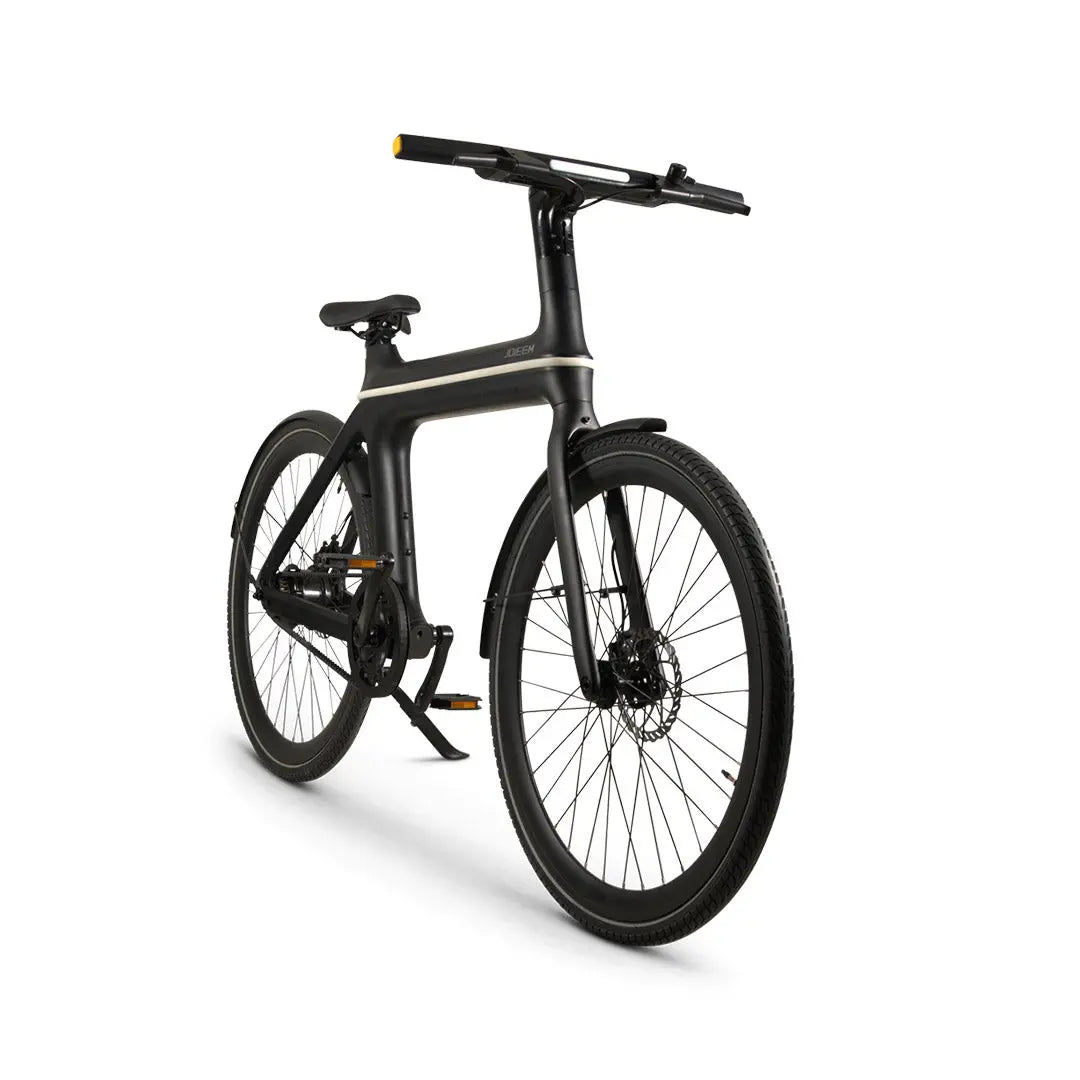 Zwarte Roxx JX elektrische fiets met strak frame en elektrische aandrijving, geschikt voor comfortabel stadsvervoer.