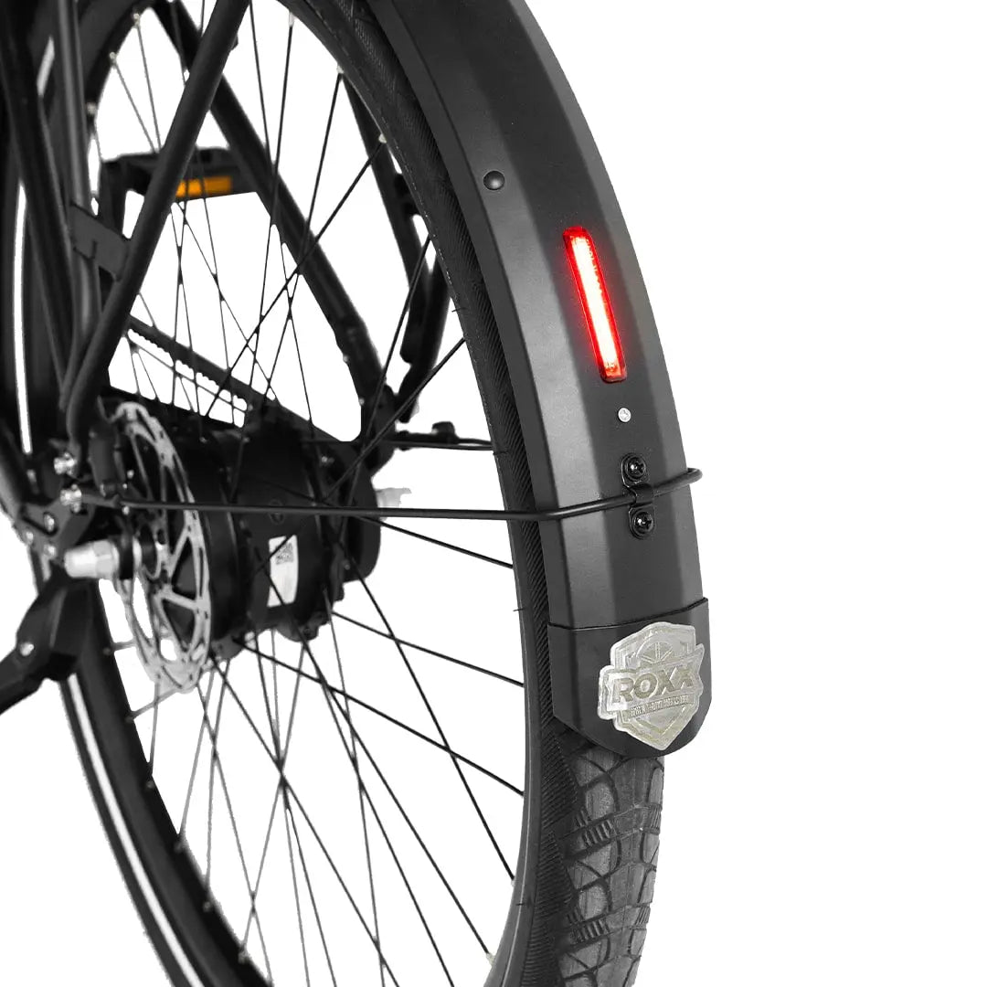 Roxx SM5 elektrische fiets in zwart, getoond in doos, van Roxx Bike, met frame en onderdelen zichtbaar.