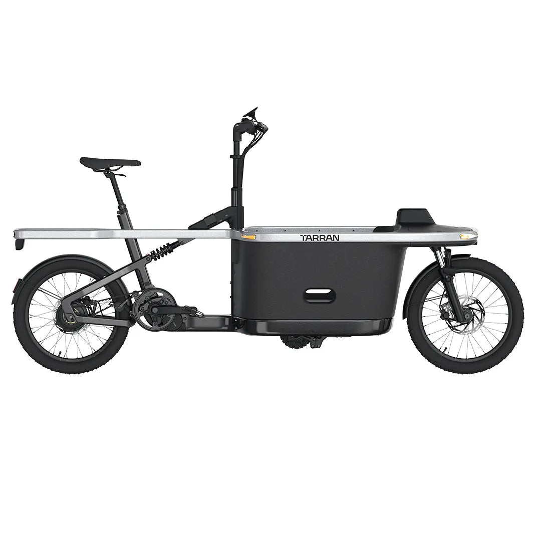 Zwart Tarran TPRO-1 E-bakfiets met laadbak en elektrische ondersteuning, zichtbaar van voren op een witte achtergrond