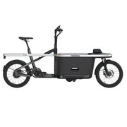 Zwart Tarran TPRO-1 E-bakfiets met laadbak en elektrische ondersteuning, zichtbaar van voren op een witte achtergrond