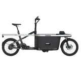 Zwart Tarran TPRO-1 E-bakfiets met laadbak en elektrische ondersteuning, zichtbaar van voren op een witte achtergrond