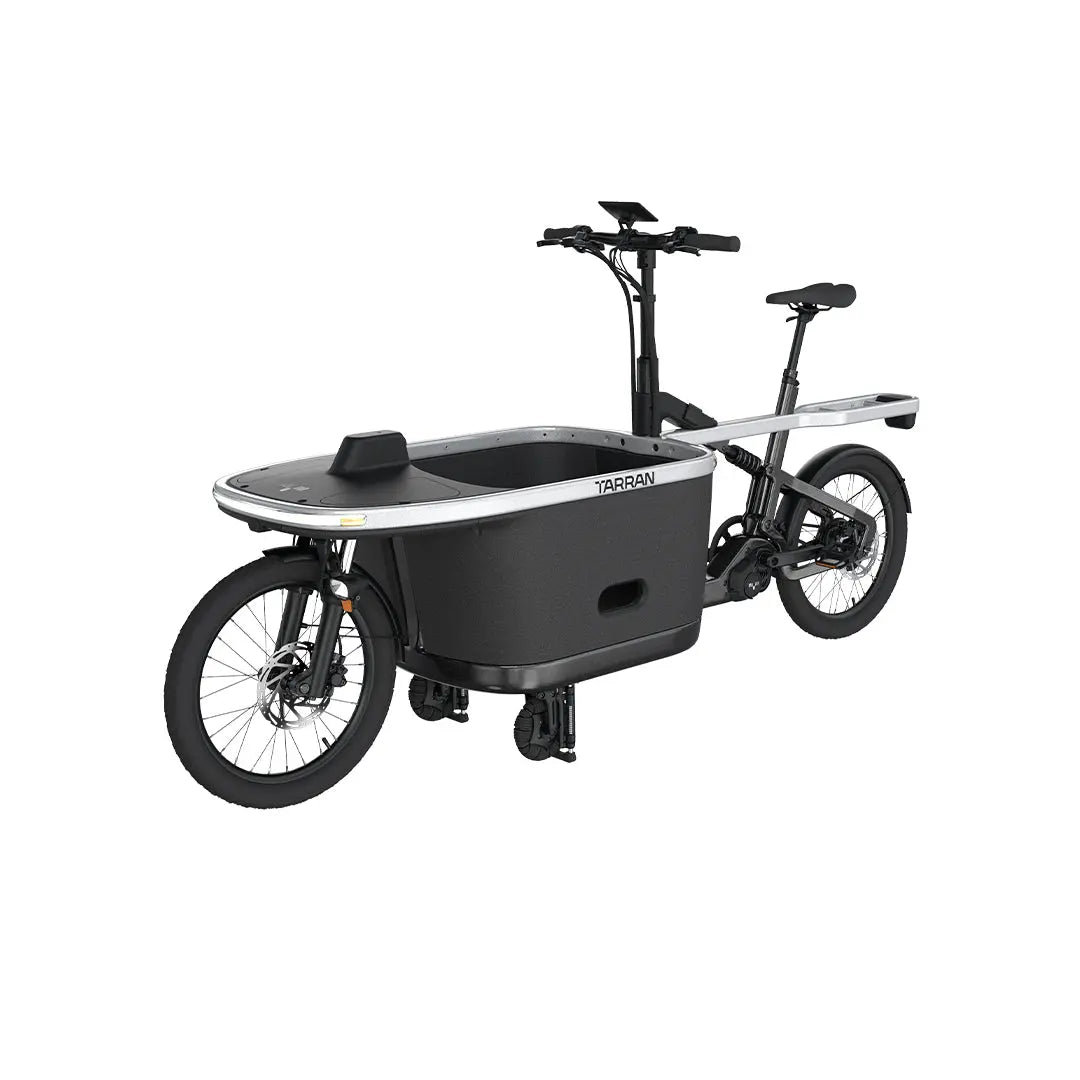 Tarran TPRO-1 e-bakfiets met lage instap en ruime opbergmand, schuin vooraan zichtbaar, zwart frame en elektrische ondersteuning