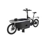 Tarran TPRO-1 e-bakfiets met lage instap en ruime opbergmand, schuin vooraan zichtbaar, zwart frame en elektrische ondersteuning