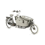Elektrische Vogue Carry 2 grijze bakfiets met krachtige middenmotor en ruime laadbak voor comfortabel stadsvervoer.