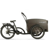 Zwarte Vogue Journey Plus Matt elektrische bakfiets met middenmotor en ruime bak voor kinderen of boodschappen.