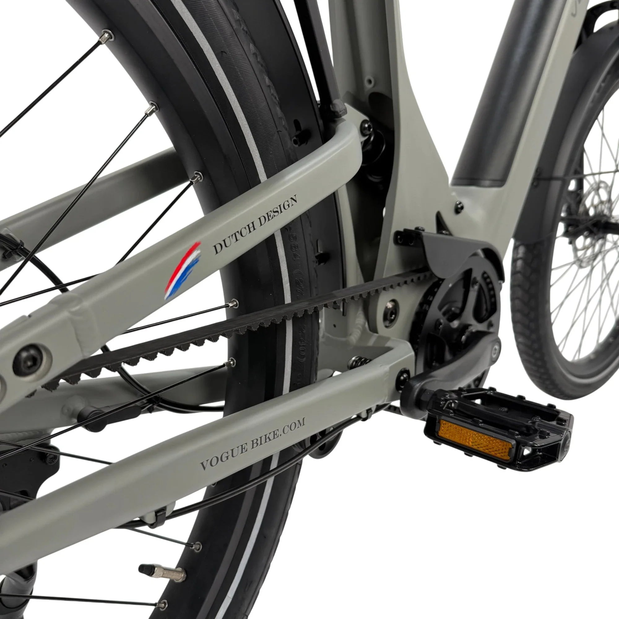 Vogue Artemis Grijs elektrische fiets met middenmotor en riemaandrijving, zichtbaar motoronderdeel en frame.