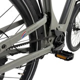 Vogue Artemis Grijs elektrische fiets met middenmotor en riemaandrijving, zichtbaar motoronderdeel en frame.