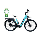 Vogue Milo blauwe luxe e-bike met riemaandrijving en Bafang motor, zichtbaar frame en accugelegen in een stadsomgeving