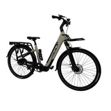 Vogue Milo grijze luxe e-bike met riemaandrijving en Bafang motor, zichtbaar vanaf de zijkant op een stadsstraat