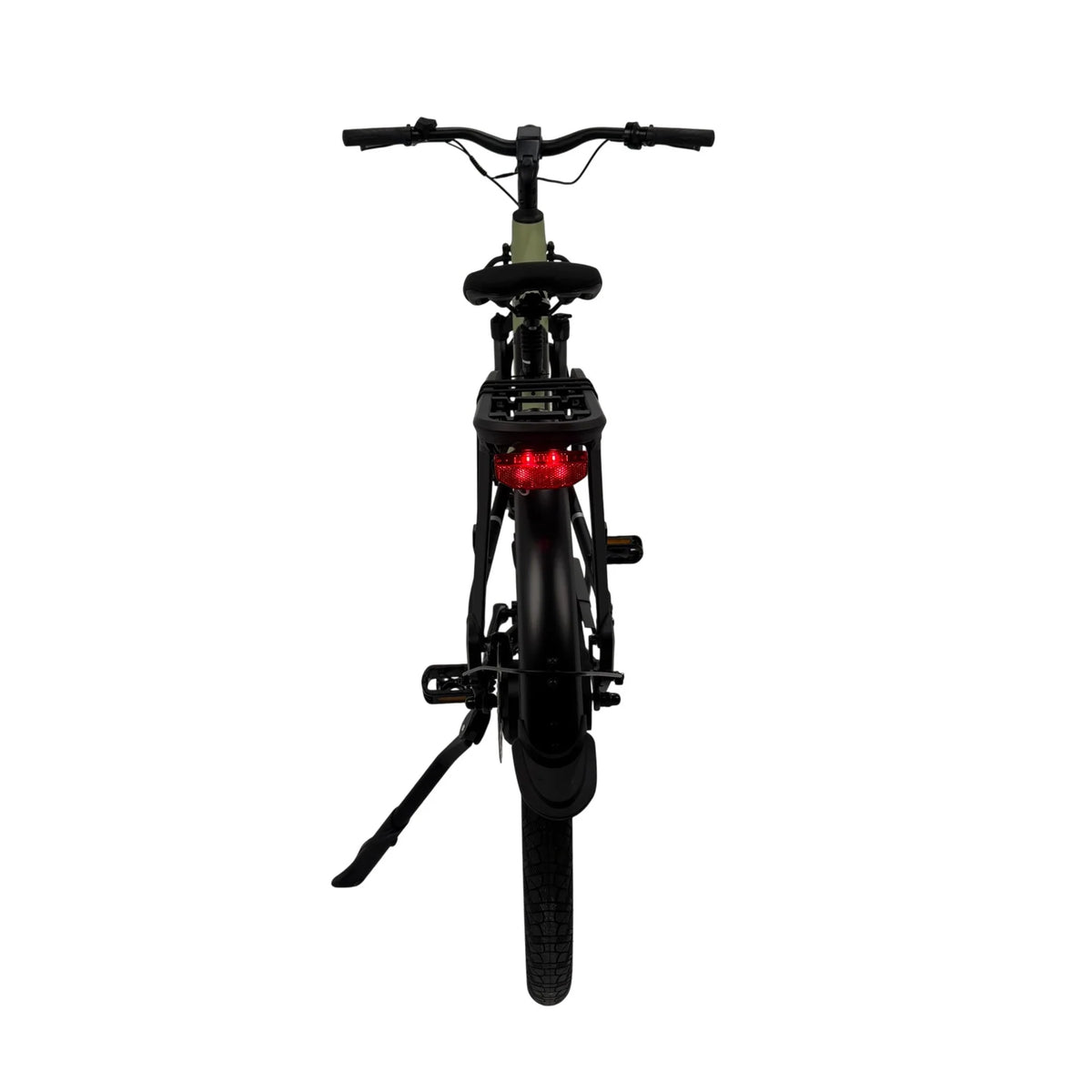 Groene Vogue Milo luxe e-bike met riemaandrijving en Bafang motor, zijaanzicht op een rustig wegdek