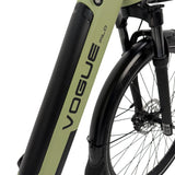 Groene Vogue Milo luxe e-bike met Bafang motor en riemaandrijving, accu zichtbaar onder het frame, stijlvolle en moderne ontwerp.