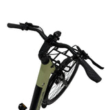 Groene Vogue Milo luxe e-bike met riemaandrijving en Bafang motor, frame en handvatten zichtbaar, perfect voor stadsvervoer