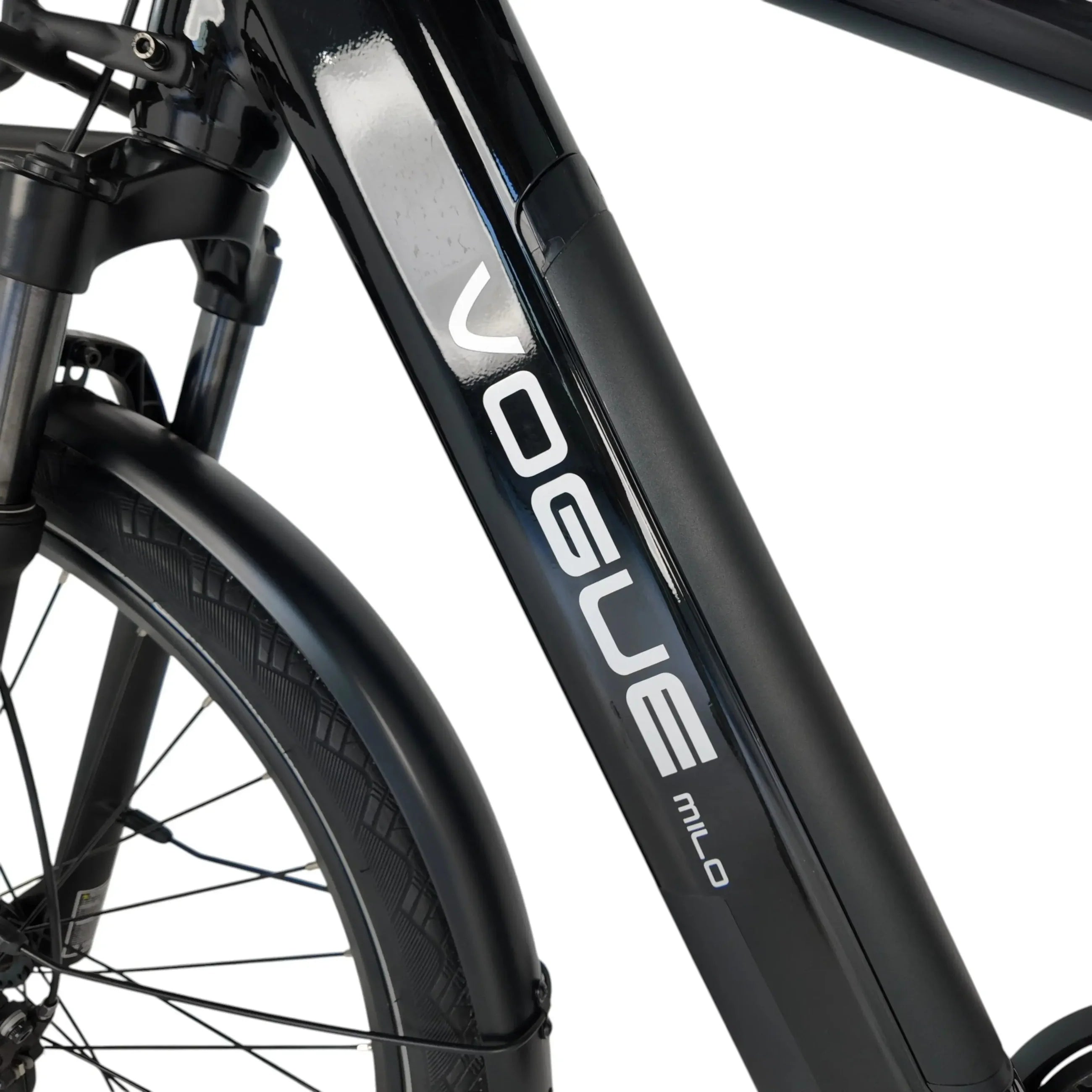Zwarte Vogue Milo Man e-bike met riemaandrijving en accu, onderhoudsarm en geschikt voor stadsgebruik.