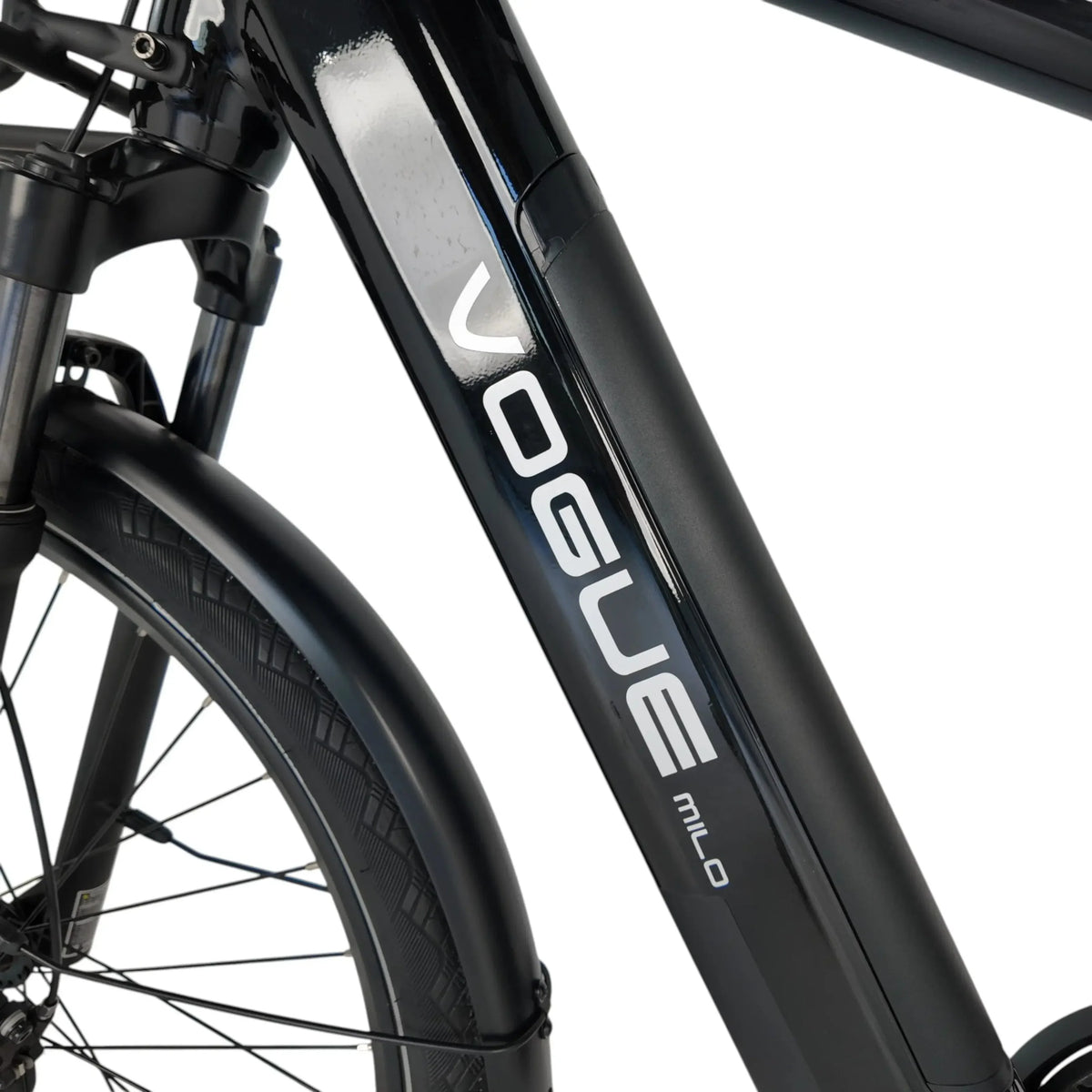 Zwarte Vogue Milo Man e-bike met riemaandrijving en accu, onderhoudsarm en geschikt voor stadsgebruik.