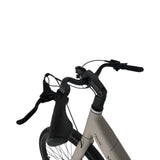 Vogue Nova grijze elektrische fiets met lage instap en comfortabele zitpositie, ideaal voor stadsritten en dagelijks gebruik.