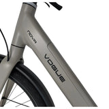 Vogue Nova Grijs elektrische fiets met lage instap en accu, geschikt voor comfortabel stadsgebruik.