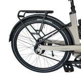 Vogue Nova grijze elektrische fiets met lage instap en motor, geschikt voor comfortabel stadsgebruik en lange ritten.