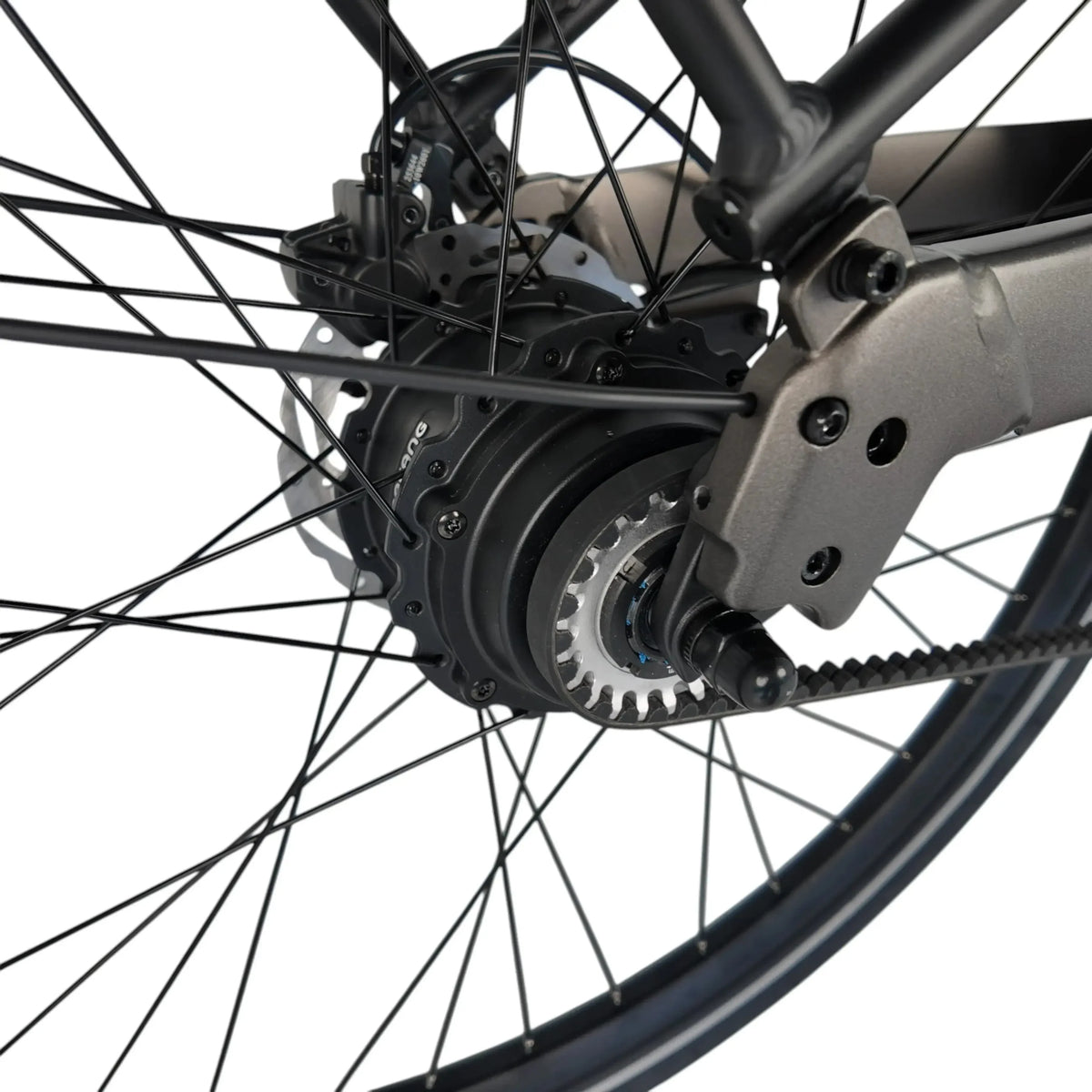 Vogue Nova Man bruine sportieve e-bike met geïntegreerde accu, klaar voor gebruik, in doos.