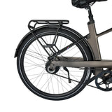 Vogue Nova Man bruine sportieve e-bike met geïntegreerde accu, klaar voor gebruik, geleverd in doos, zicht op frame en accu.