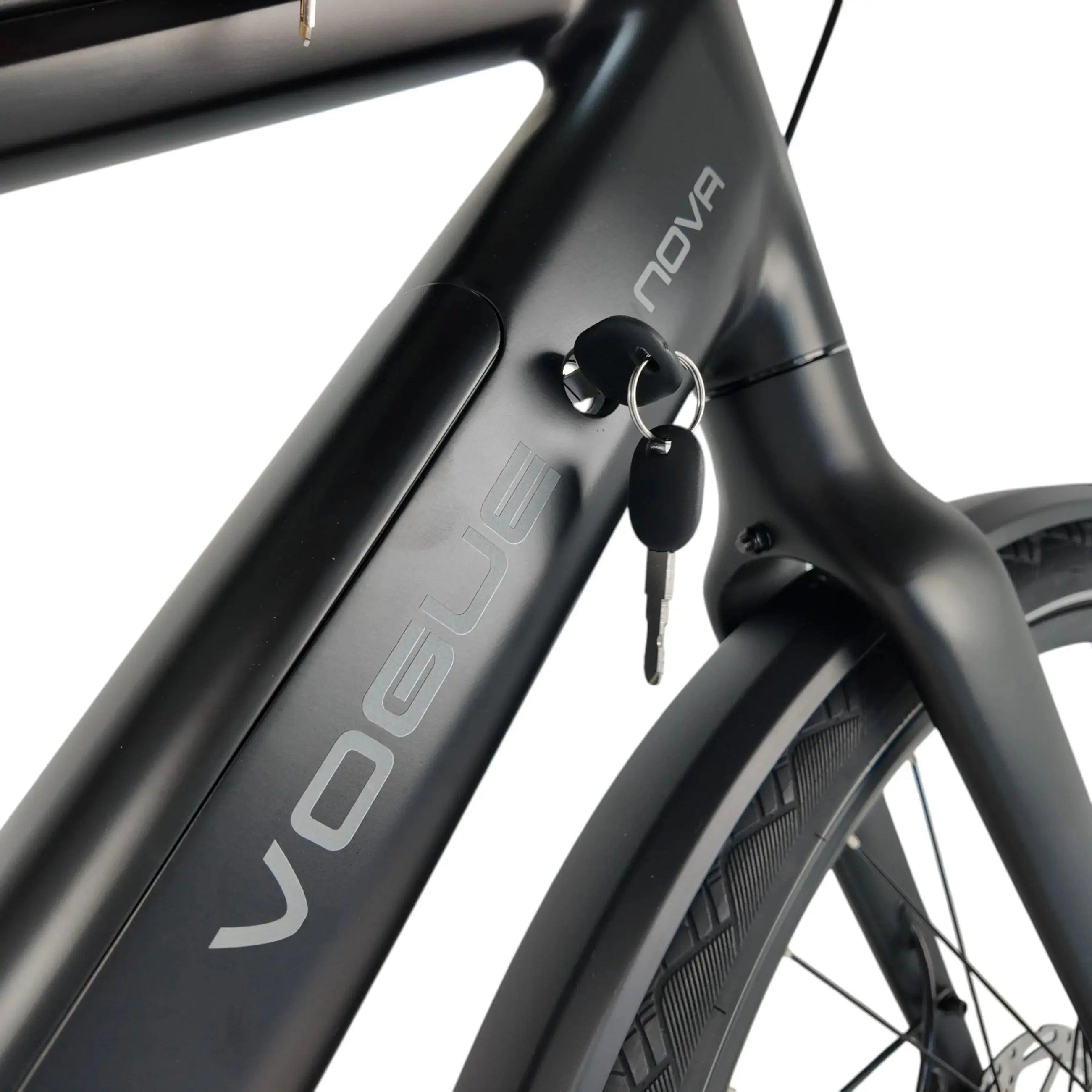 Zwarte Vogue Nova Man elektrische herenfiets in doos, complete e-bike met frame en accessoires, klaar voor gebruik.