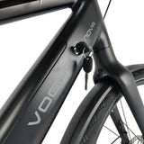 Zwarte Vogue Nova Man elektrische herenfiets in doos, complete e-bike met frame en accessoires, klaar voor gebruik.