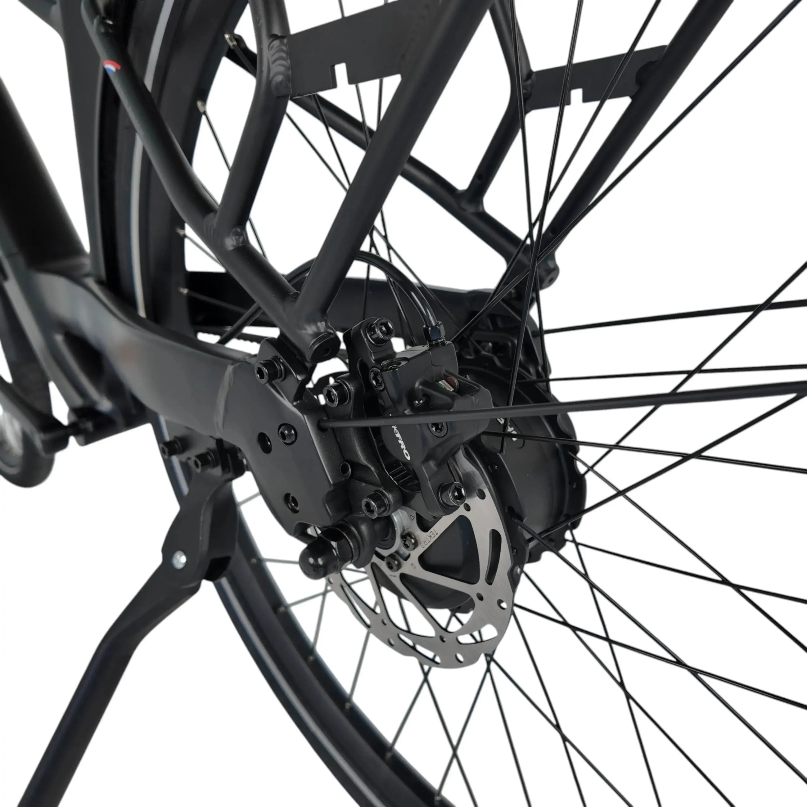 Zwarte Vogue Nova Man elektrische herenfiets in doos, e-bike met frame en accessoires zichtbaar.