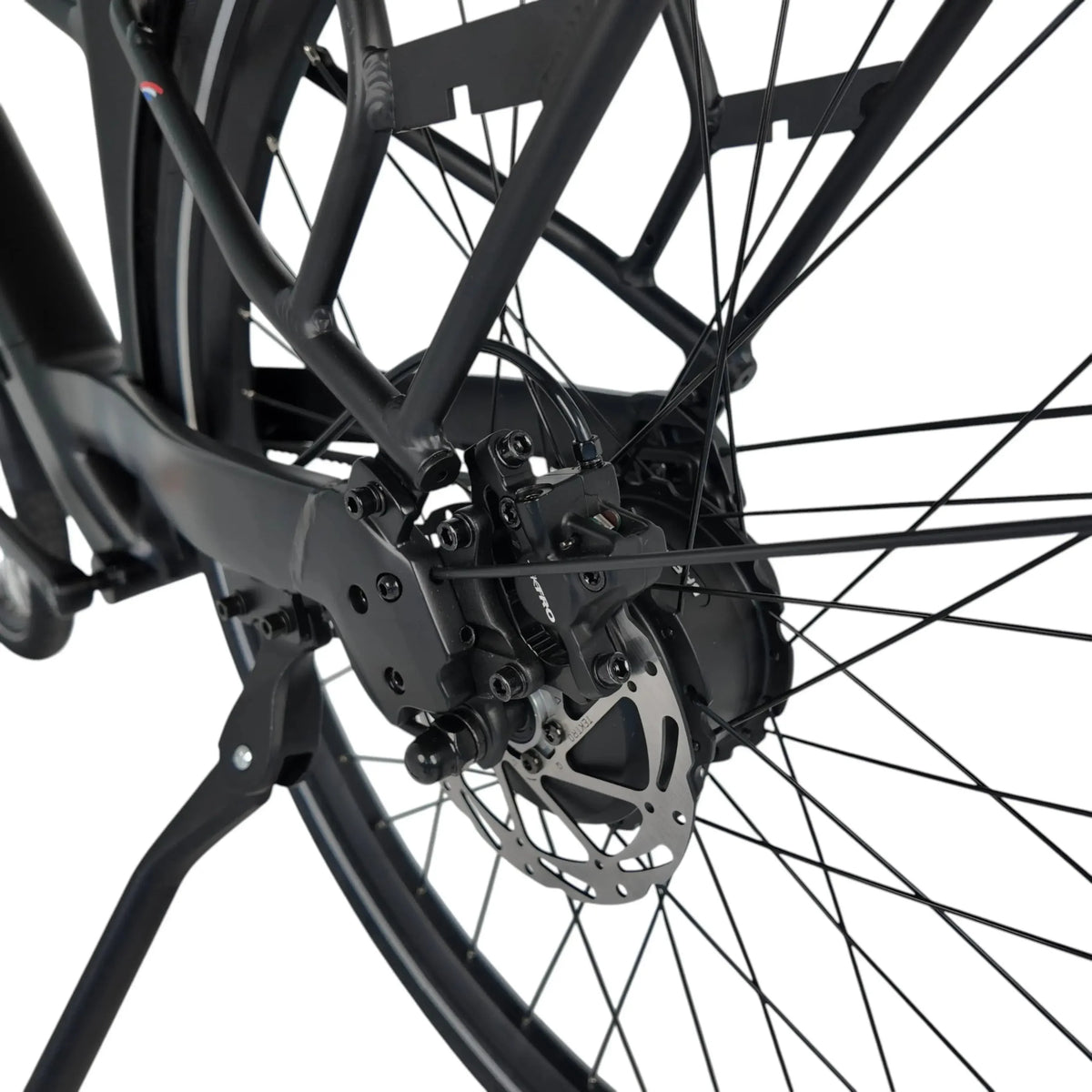 Zwarte Vogue Nova Man elektrische herenfiets in doos, e-bike met frame en accessoires zichtbaar.