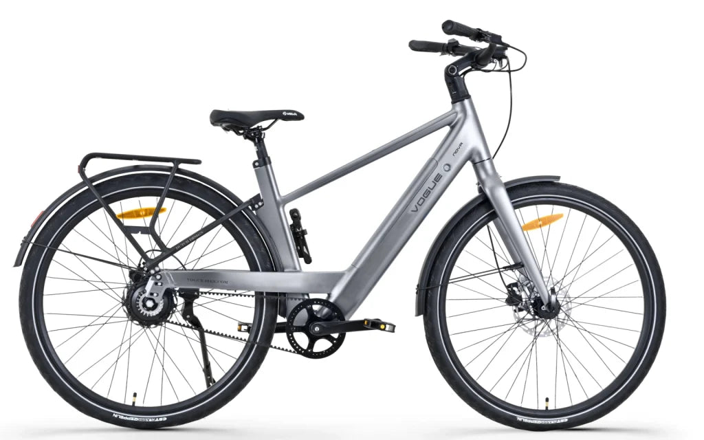 Sportieve grijze Vogue Nova Men e-bike met geïntegreerde accu, klaar voor gebruik, weergegeven in doos.